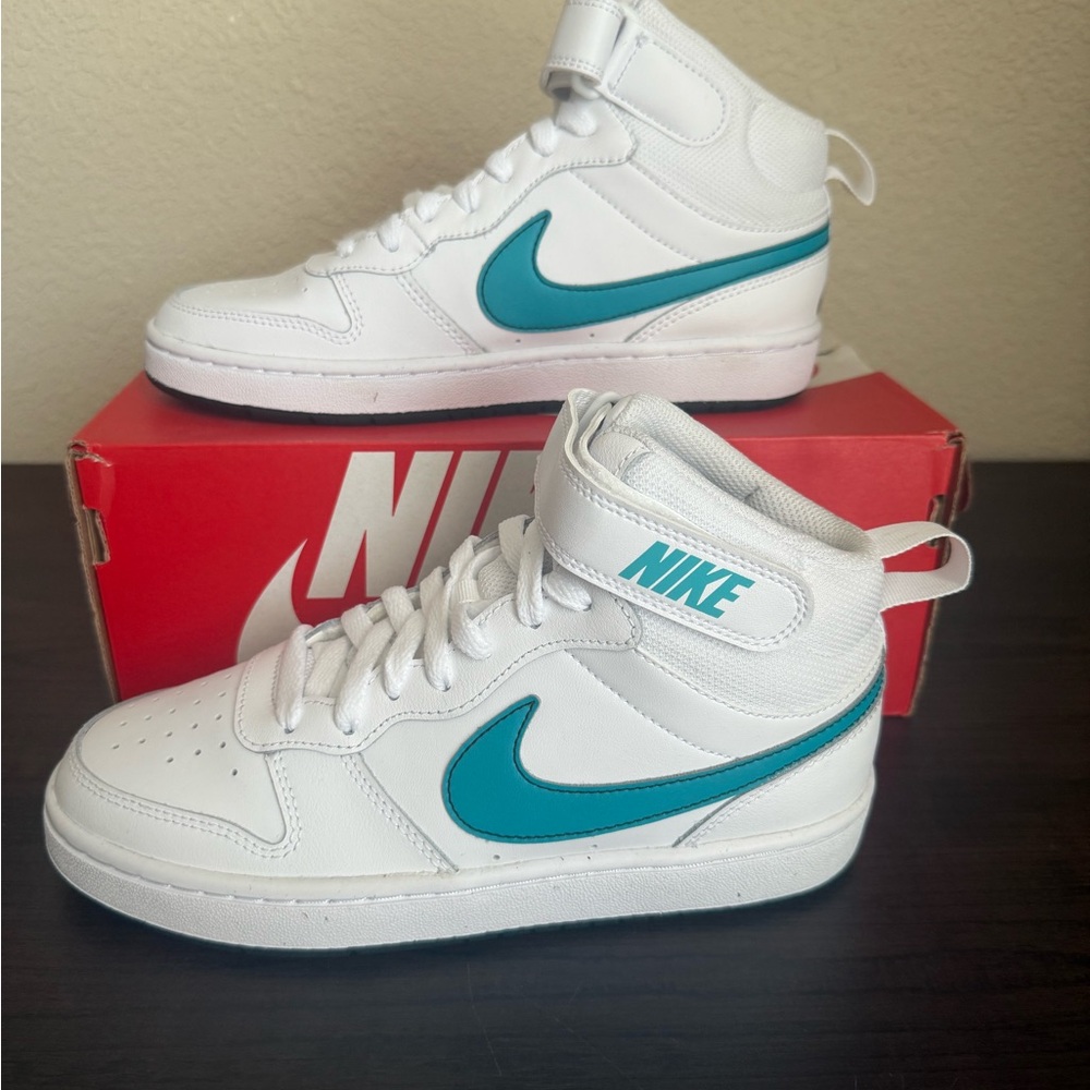 Nike White and Blue Sneakers Classic Style - Picture 6 of 9
